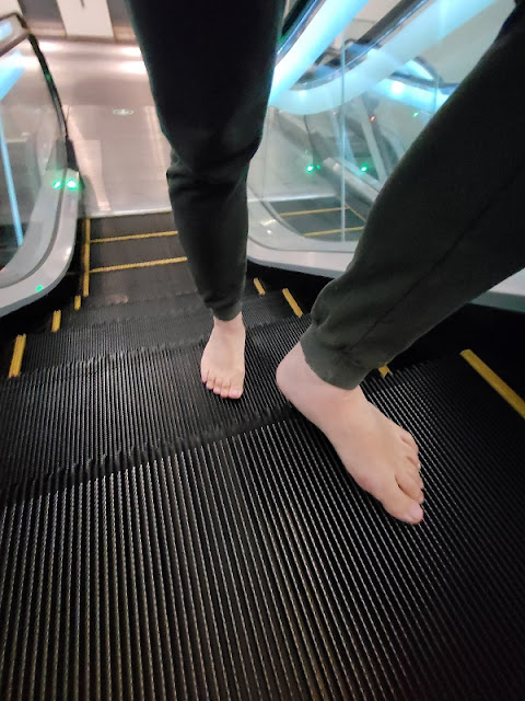 赤脚搭电扶梯很安全
