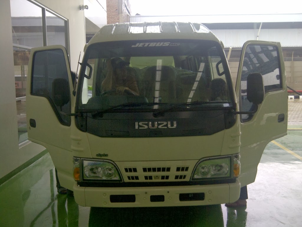  ISUZU ELF MIKROBUS Karoseri ADIPUTRO Isuzu Elf Microbus 