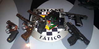 policia-prende-5-homens-com-revolveres-e-pistolas