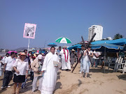 Representan viacrucis en playa de Acapulco (cruzplay)