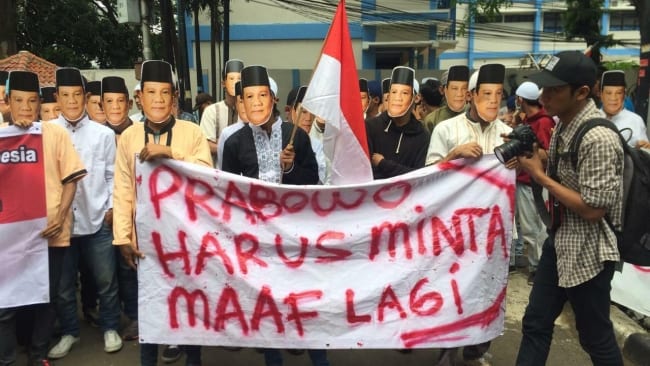 Pendemo Konjen Australia Bawa Poster ‘Prabowo Antek Barat’ 