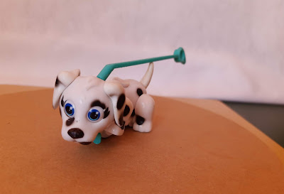 Brinquedo de plástico, cachorro articulado nas pernas e cabeça de Dalmata Pet Parade com guia - 9,5 cm de comprimento  R$ 23,00