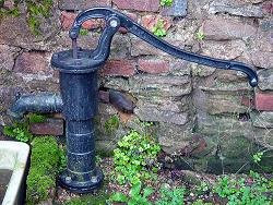 Bomba de agua en el jardín