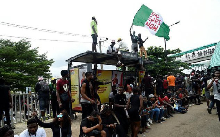 Fresh Nigeria protests as army warns "troublemakers"