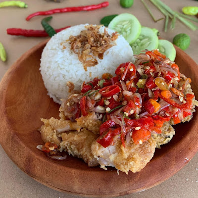 Menu makanan ayam geprek sambal bawang pedas