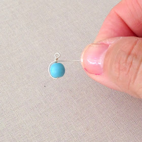 great way to create a framed bead dangle for when you don't have any headpins or want something more decorative. DIY, Free tutorial