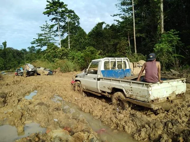 Jalan Rusak Parah, Masyarakat Dirugikan