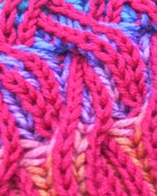 http://translate.googleusercontent.com/translate_c?depth=1&hl=es&rurl=translate.google.es&sl=en&tl=es&u=http://www.knitaholics.com/2013/11/18/how-to-knit-rainbow-cowl-with-two-color-brioche-stitch-with-cables/&usg=ALkJrhgHiqvWq0WGYYjljOrIzpYsq16_Iw