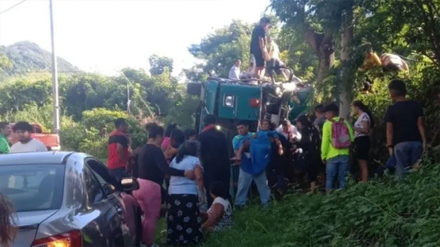 El Salvador: Nueve personas fallecieron en vuelco de bus