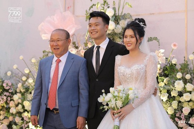 Dàn cầu thủ Việt rộn ràng cưới hỏi nửa đầu năm 2022: Thủ môn Bùi Tiến Dũng gây bất ngờ nhất - Ảnh 2.