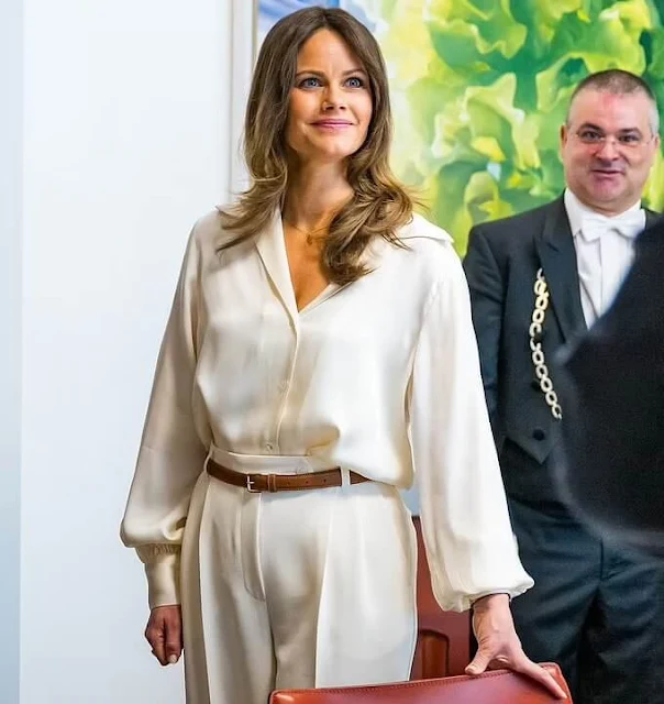 Princess Sofia wore a white silk blouse and white pants by Andiata, Princess wore a khaki jacket suit by Andiata