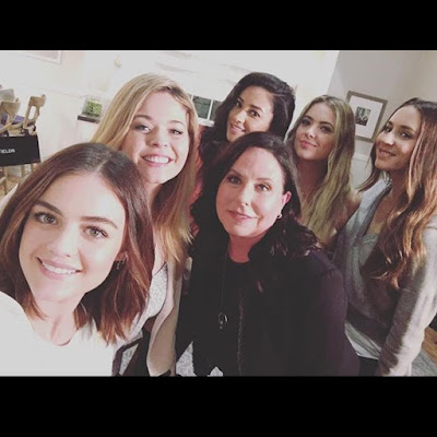 PLL 7x16 bts cast announce show ending after season 7, Selfie of Lucy Hale,Ashley Benson, Shay Mitchell, Troian Bellisario, Marlene King, Sasha Pieterse