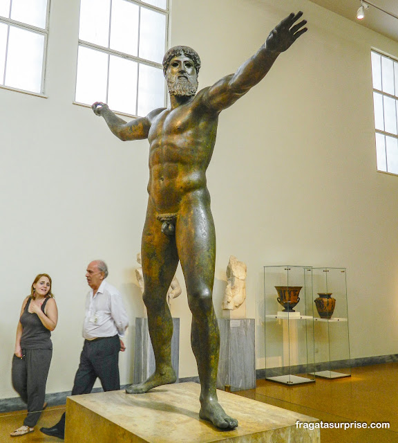 Estátua de Zeus no Museu Nacional de Arqueologia de Atenas, Grécia