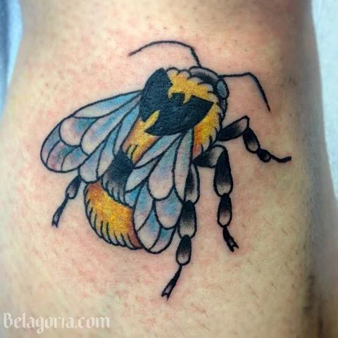 precioso tatuaje de abeja amarilla
