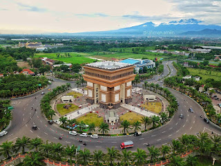 Simpang Lima Gumul, Jawa Timur yang mirip dengan Arc De Triomphe, Prancis