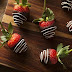 «Μεθυσμένες» φράουλες βουτηγμένες στη σοκολάτα
