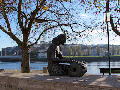 Escultura de uma rendilheira em Vila do Conde às margens do rio Ave