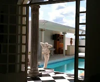 La piscina desde el interior de la posada