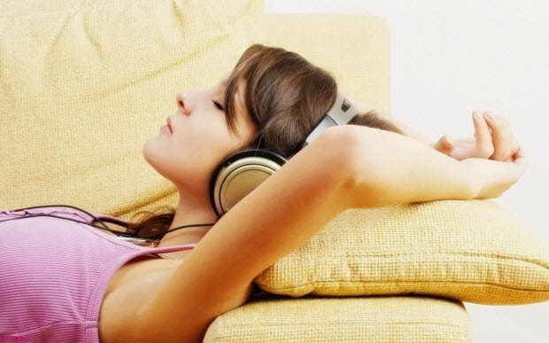 sleeping-with-headphones