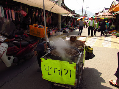 Stand vendant des vers à soie 번데기, 오일장 marché des 5 jours coréens.