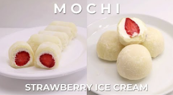 Kue Mochi Buah adalah variasi kue mochi yang diisi dengan potongan-potongan buah segar. Kue ini menggabungkan kelezatan mochi yang kenyal dan lembut dengan keceriaan dan kesegaran buah-buahan. Mochi, yang terbuat dari tepung ketan, membentuk lapisan luar yang lembut dan elastis, sedangkan isian buah-buahan memberikan rasa manis dan segar yang memperkaya cita rasa kue.