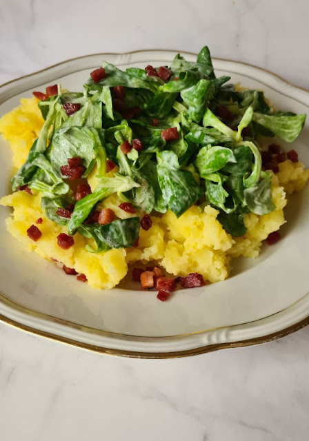 Stampfkartoffeln mit Salat