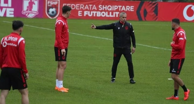 Sylvinho in a training session with some players of the Albanian national team