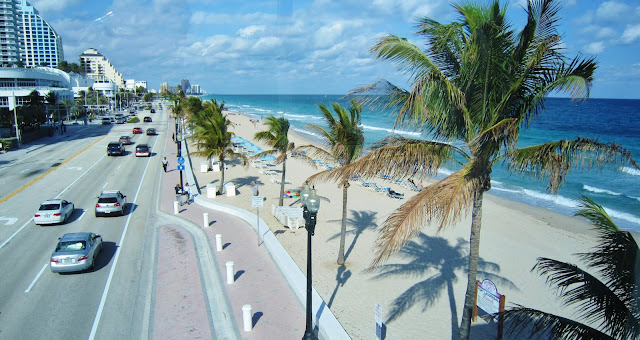 Road along the beautiful beach in Fort Lauderdale