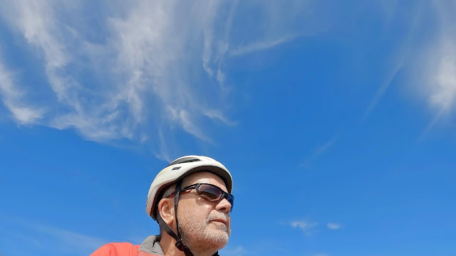 Ciel bleu à vélo