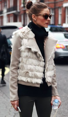 Olivia Palermo, ikona stylu, co nosic zima, moda zima, trendy, modne trendy, inspiracje modowe, futrzak, futrzana kamizelka, futrzany kołnierz, w jej stylu, blog modowy, stylizacje zimowe, styl Olivii Palemro, co nosić zimą