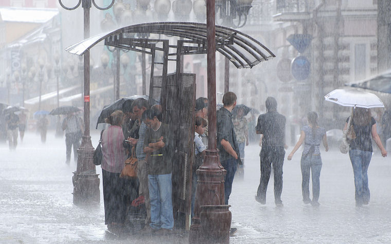 Esperando a que pase la lluvia by Rulon Oboev