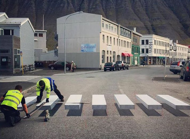 宙に浮く３D横断歩道？で事故を無くす？【o】　トリックアート　インド生まれのアイディア？　アイスランドのイーサフィヨルズゥル