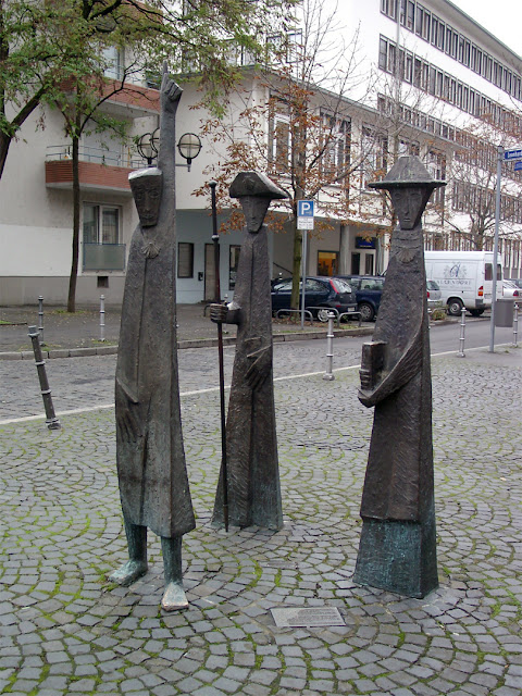Drei Pilger, Three Pilgrims by Franziska Lenz-Gerharz Leonhardskirche, Frankfurt am Main