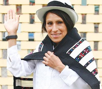 Gladys Tejeda saludando con vestimenta de Junín (Perú)