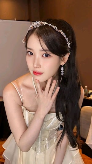 IU com a mão no queixo Kpop Images and Gifs IU com a mão no queixo Kpop Images and Gifs