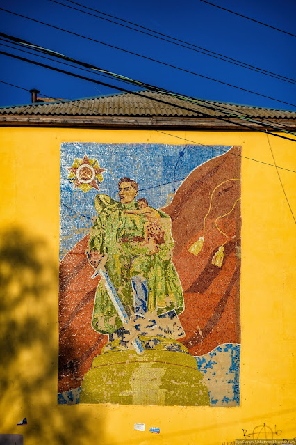 Мозаика с изображением солдата с мечем и ребенком в руках