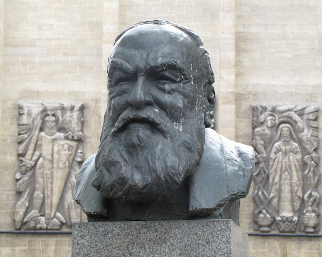 Bust of Tristan Bernard by Josette Hébert-Coëffin, place Tristan-Bernard, quartier des Ternes, Paris