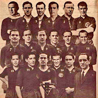 Selección de ESPAÑA - Temporada 1934-35 - Guillermo Eizaguirre, Zabalo, Quincoces, Pedro Regueiro, Cilaurren y Lecue; Vantolrá, Luis Regueiro, Lángara, Iraragorri, Gorostiza y Zamora; Areso, Muguerza, Pedrol, Lafuente, Campanal y Amadeo García Salazar (seleccionador) - ALEMANIA 1 (Conen), ESPAÑA 2 (Lángara 2) - 12/05/1935 - Partido amistoso - Colonia, Alemania, estadio Kolonia - Alineación: Guillermo Eizaguirre; Zabalo, Quincoces (Areso, del 2' al 8'); Cilaurren, Muguerza, Lecue (Pedro Regueiro, del 2' al 8'); Vantolrá, Luis Regueiro, Lángara, Iraragorri y Gorostiza - Montaje con los seleccionados para jugar contra Alemania