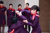 Pramugari Kung-fu Hong Kong Airlines