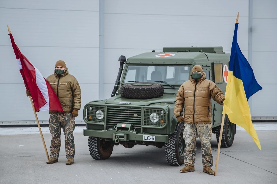 ЗСУ отримали від Латвії 7 санітарних броньованих Land Rover