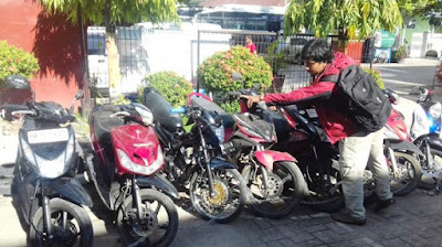 Waduh .. Oknum Brimob Tertangkap Basah Bawa Tiga Motor Curian ke Lampung Timur, Bahkan Diketahui Ada Ratusan Plat di Rumahnya - Commando