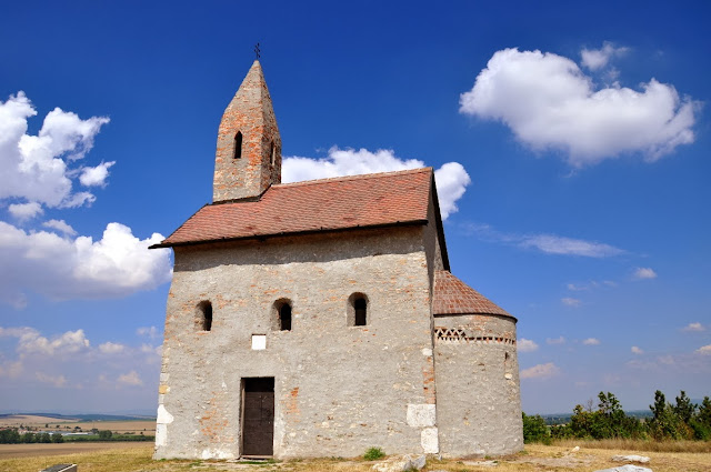 romański kościół we wsi Dražovce