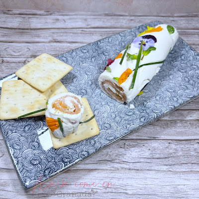 Rulo de salmón y queso para tapa