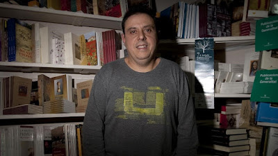 Octavio Serret, en la Librería Serret, en el 2012. / JULIO CARBÓ