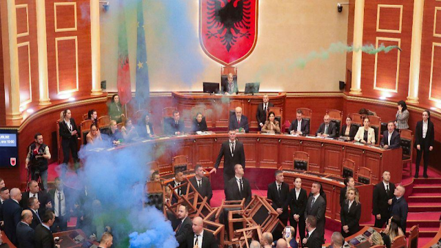 Χαμός και πάλι στην αλβανική βουλή
