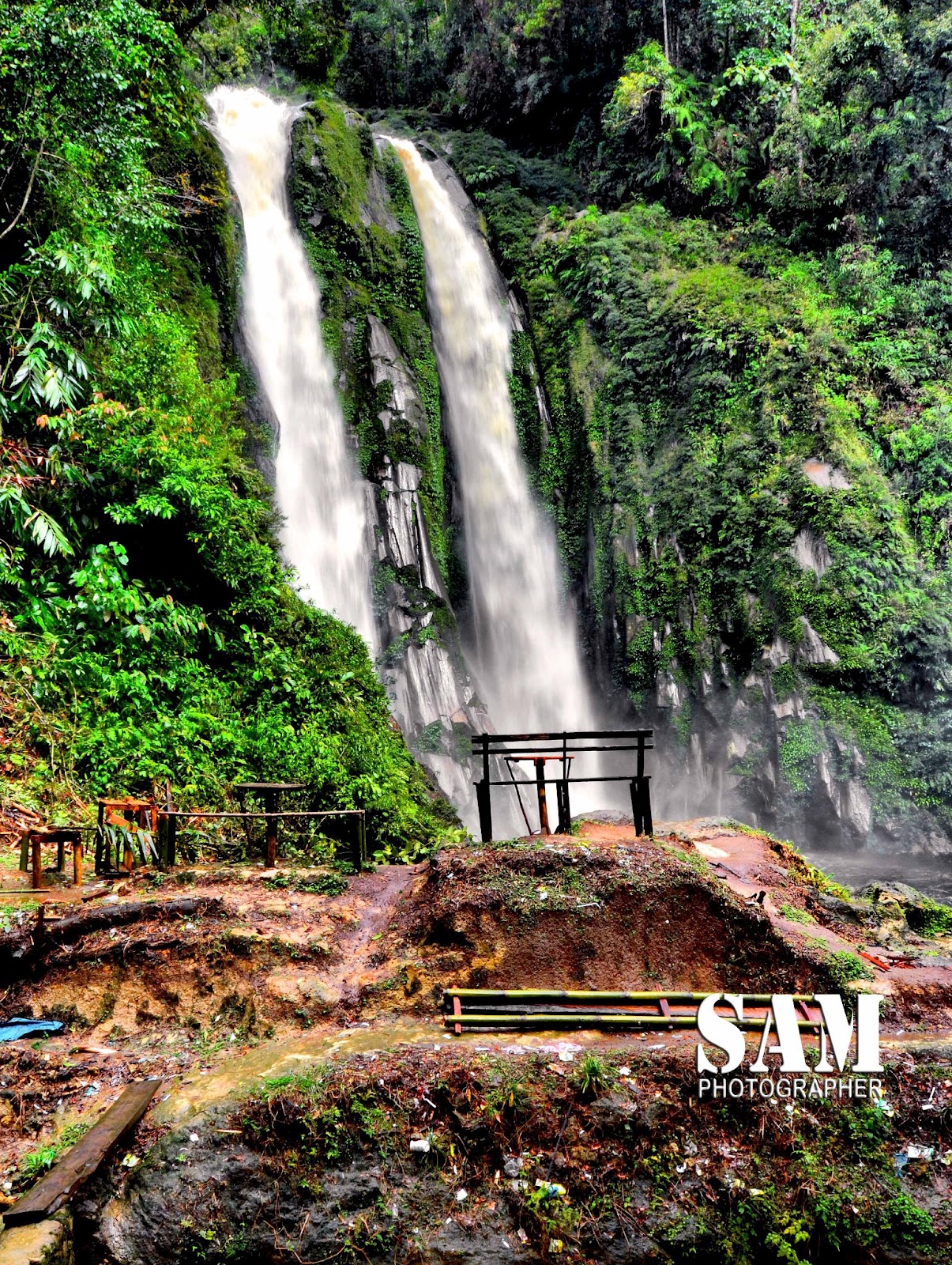 Download this Air Terjun Simbilulu Pakpak Bharat picture