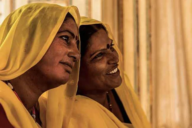 femmes indiennes sari jaune