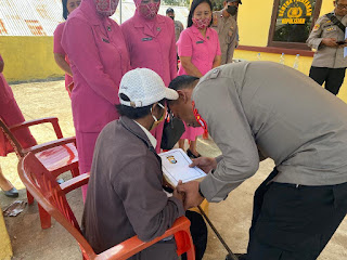 Saat Terima Bantuan Sembako dan Uang Tunai, Warga Peluk Kapolres Torut Sambil Menangis Haru