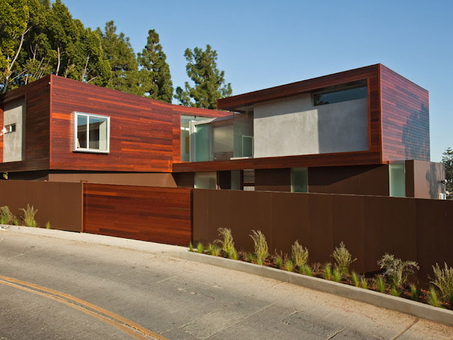 Picture of beautiful home at the Sunset Plaza as seen from the street