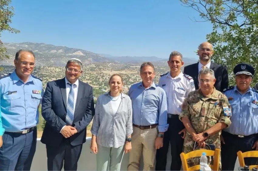 O ministro da Segurança Nacional de Israel, Itamar Ben-Gvir, encontra-se com a ministra cipriota da Justiça e Ordem Pública, Anna Koukkides-Prokopiou, em Limassol, Chipre | GPO